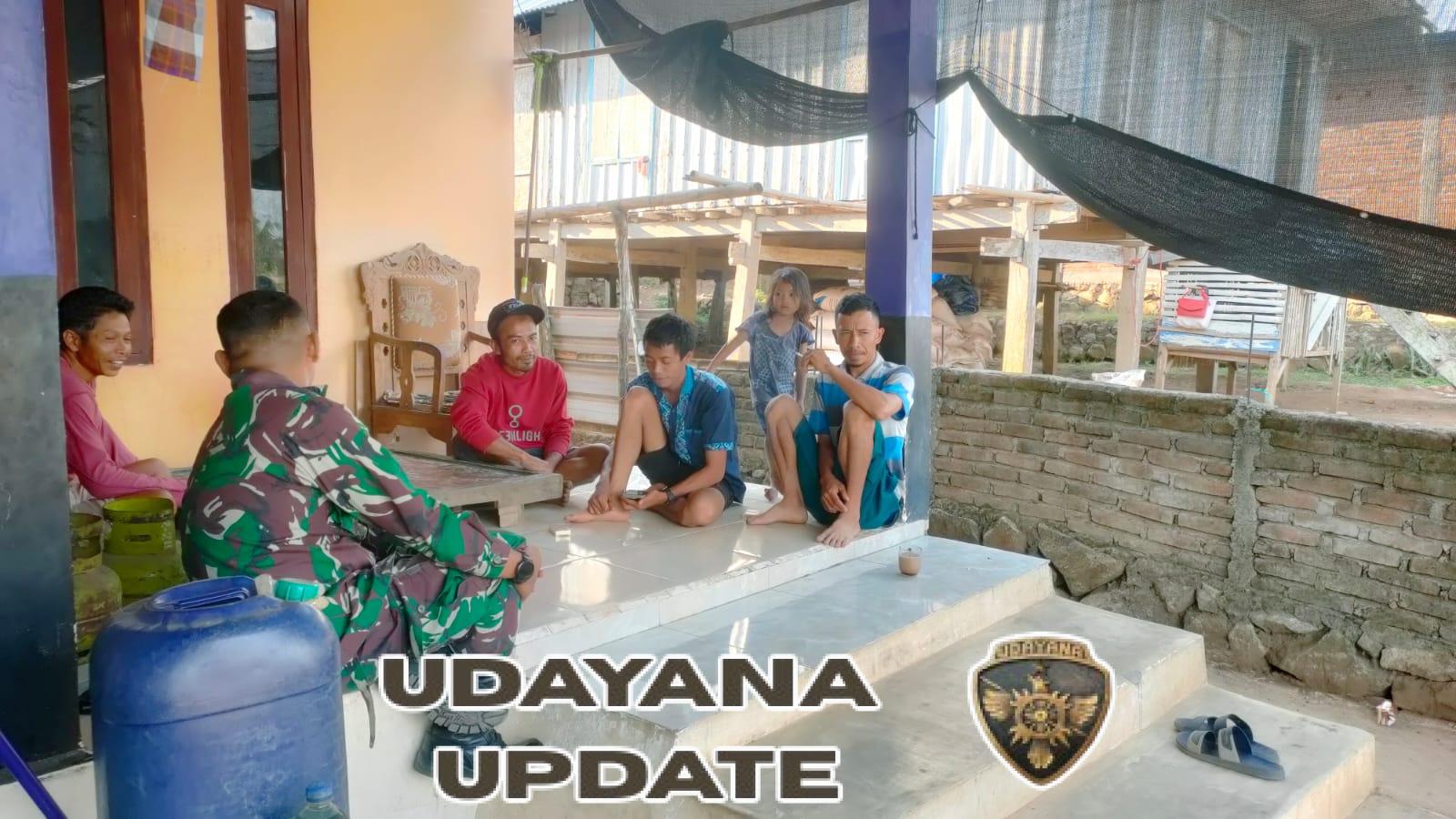 Dekat dengan Warga, Babinsa Koramil 1628-03/Seteluk Koptu Agus Sugeng Prayitno Dampingi Pendataan Bansos di Desa Seran