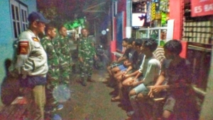 Sinergi Warga dan Koramil Rasanae Barat Jaga Keamanan Lewat Kegiatan Siskamling