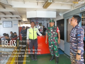 Babinsa Koramil 1628-04/Poto Tano Aktif Laksanakan Pengamanan di Pelabuhan