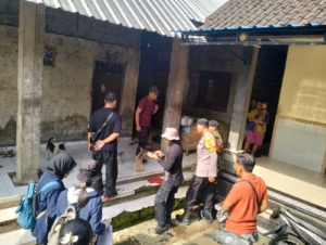 Babinsa Tegak Dampingi Vaksinasi Rabies Di Dusun Tulangnyuh