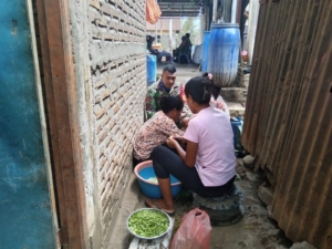 Babinsa Koramil 1624-01/Larantuka Jalin Komunikasi dengan Warga Sinarhadigala untuk Ciptakan Lingkungan yang Harmonis