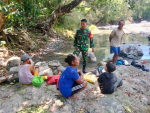 Komsos di Sungai Noetoko, Babinsa Tekankan Pentingnya Kebersihan Lingkungan