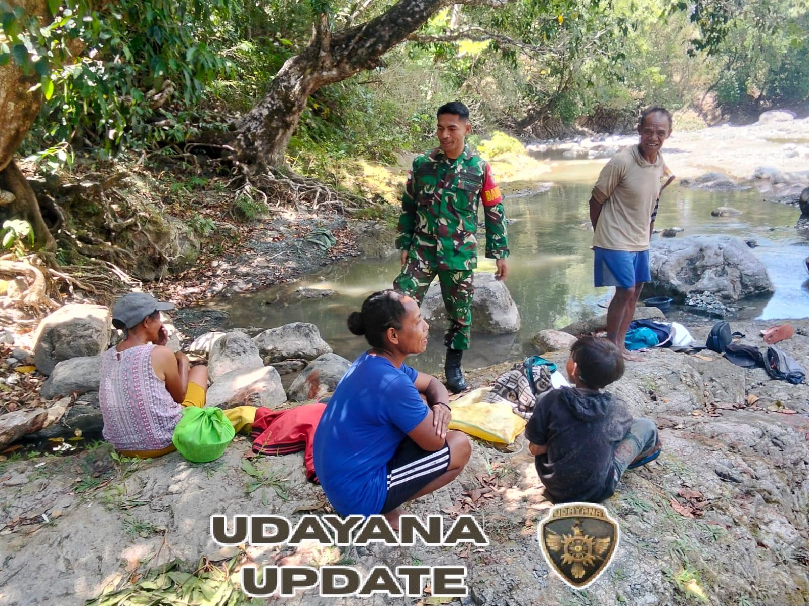 Komsos di Sungai Noetoko, Babinsa Tekankan Pentingnya Kebersihan Lingkungan