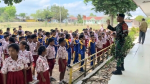 Satgas Pamtas Yonarmed 12 Kostrad Pos Salore Tebar Kepedulian Lewat Bubur Kacang Ijo untuk Pelajar