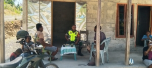 Babinsa Koramil 1618-01/Miotim Tegaskan Bahaya Miras dalam Komsos Bersama Warga Oeperigi