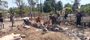 Wujud Kepedulian TNI, Babinsa Koramil 1618-03/Insut Bantu Bangun Pondasi Rumah Warga