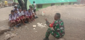 Babinsa 1618-02/Miobar Tanamkan Nilai Disiplin dan Cinta Tanah Air Sejak Dini