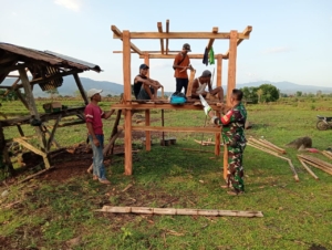 Sertu Abdullah Maulana Turun Langsung Bantu Warga Bangun Pondok di Desa Daha