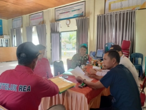 Babinsa Koramil 1628-03/Seteluk Dorong Warga Seteluk Rea Jaga Keamanan dan Kebersihan Desa