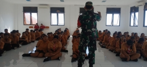 Tanamkan rasa cinta tanah air, Anggota Koramil 1623-08/Kubu berikan materi wasbang siswa-siswi SMK N 2 Kubu.