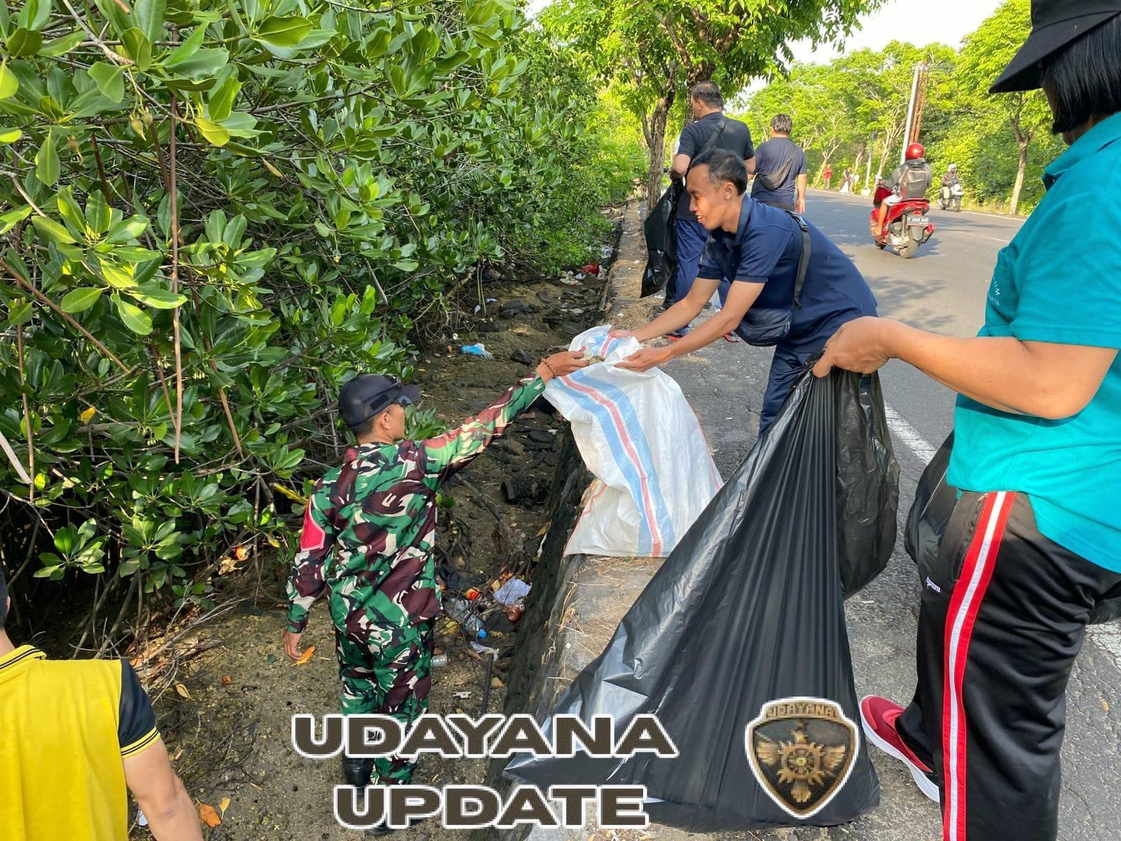 Babinsa Koramil 1611-08/Kuta Selatan bersama Warga Gotong Royong Bersih-Bersih Lingkungan