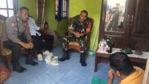 Babinsa dan Bhabinkamtibmas Bersama Aparat Desa Razia Miras di Rumah WargaBabinsa dan Bhabinkamtibmas Bersama Aparat Desa Razia Miras di Rumah Warga