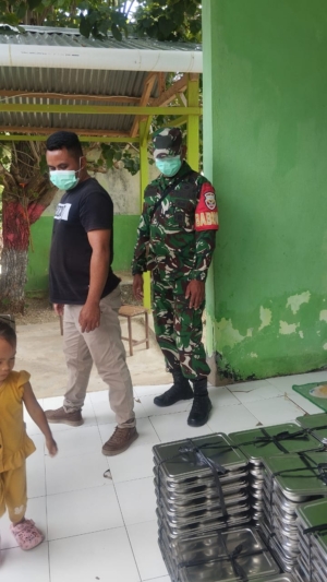 Yayasan Terdinda Berkat Lancar dan BGN RI Salurkan Makanan Bergizi di Rote Timur, Babinsa Berperan Aktif