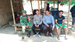 Babinsa Detusoko Ajak Warga Jaga Kebersihan dan Keamanan Lingkungan