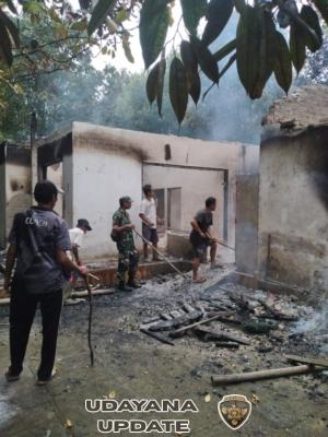 Rumah Petani di Desa Lemukih Ludes Terbakar, Babinsa dan Warga Bergerak Cepat Padamkan Api