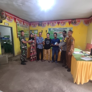 Kegiatan Penyaluran BLT di Aula Kantor Desa Runggu Diapresiasi Warga dan Aparat Setempat