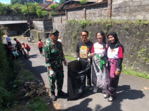 Perkenalkan Tradisi Bali, Babinsa Sidan Dampingi Wisata Edukasi Budaya