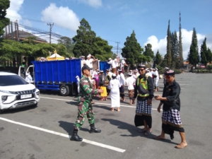 Babinsa Payangan Hadir dan Kawal Rangkaian Upacara Ngenteg Linggih di Ulun Danu Beratan