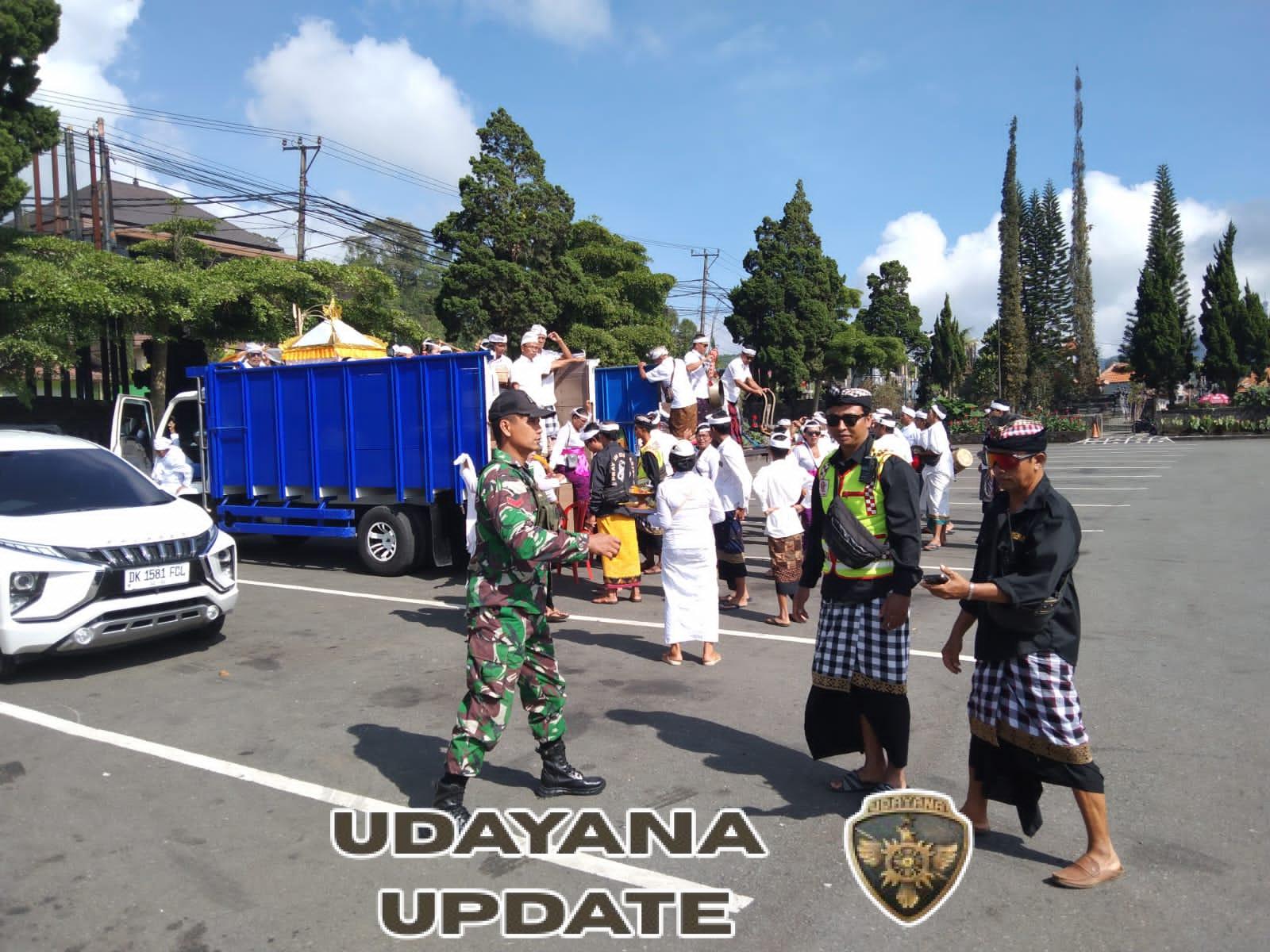 Babinsa Payangan Hadir dan Kawal Rangkaian Upacara Ngenteg Linggih di Ulun Danu Beratan