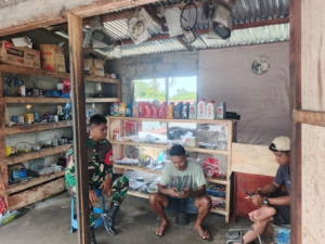 Babinsa Pratu Laurensius Laja Aktif Monitor Keamanan dan Dengarkan Aspirasi Masyarakat Nggesa