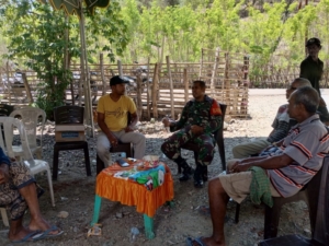 Komsos Dengan Tokoh Adat, Babinsa Perkuat Kemanunggalan TNI Rakyat