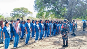 Satgas Pamtas Yonarhanud 2 Kostrad Latih PBB dan Berikan Tambahan Gizi di SMPN Wini