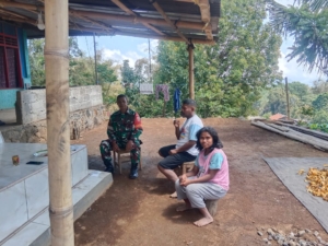 Babinsa Kodim 1602/Ende Dukung Stabilitas Kamtibmas Melalui Monitoring dan Komsos di Wilayah Binaan