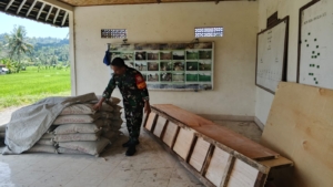 Upaya tingkatkan produksi pertanian, Babinsa Desa Sibetan monitoring pengerjaan saluran irigasi.