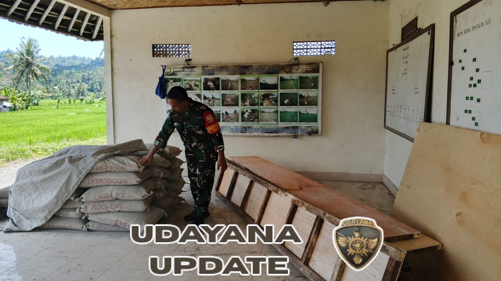 Upaya tingkatkan produksi pertanian, Babinsa Desa Sibetan monitoring pengerjaan saluran irigasi.