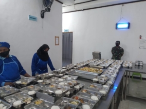 Babinsa Mutiara Kawal Program Makan Bergizi Gratis untuk Ribuan Siswa di Kalabahi