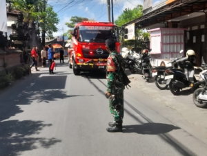Babinsa Himbau ke Warga Konsleting Listrik di SMK Negeri 4 Denpasar Sudah Padam, Tidak Ada Korban Jiwa