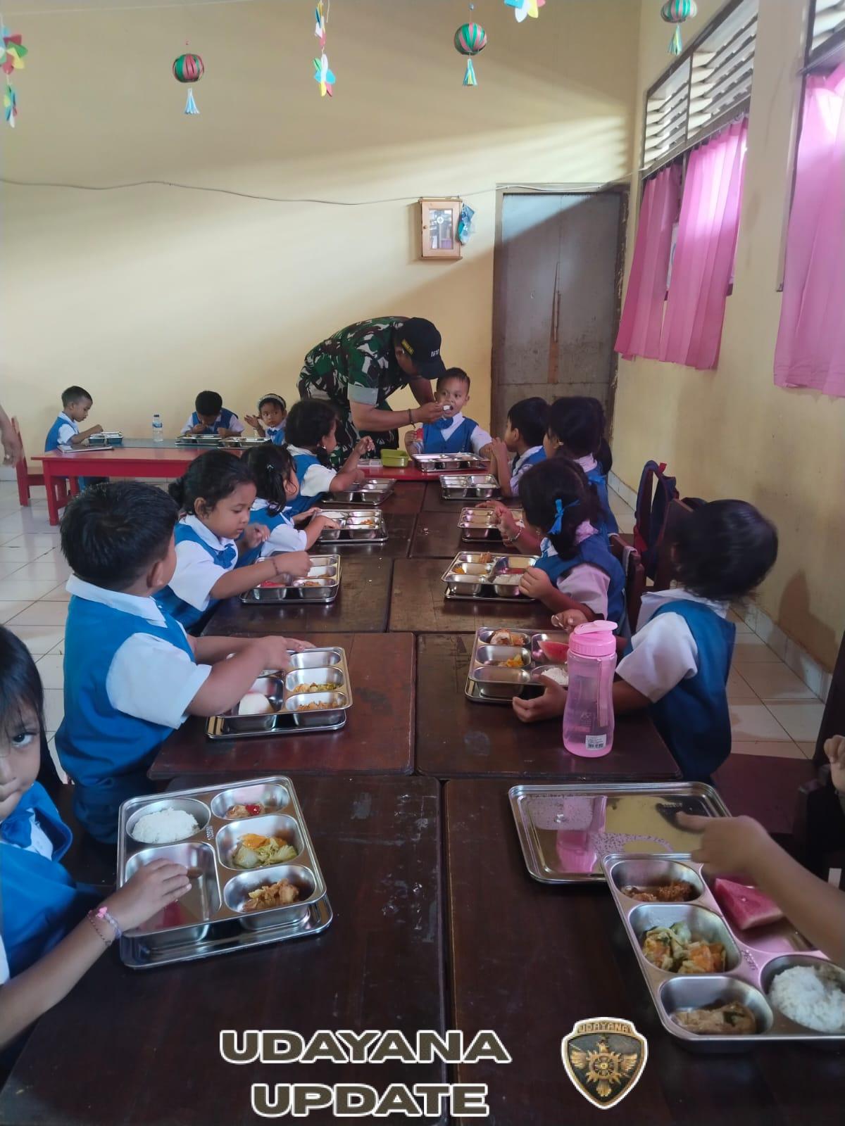 Turun Langsung Babinsa Semarapura Kaja Bersama Kaling Tengah pantau Distribusi MBG