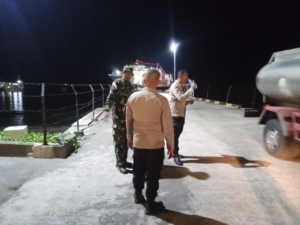 Babinsa 1602-01/Ende Kawal Kedatangan KM Darma Rucitra VIII di Pelabuhan IPPI
