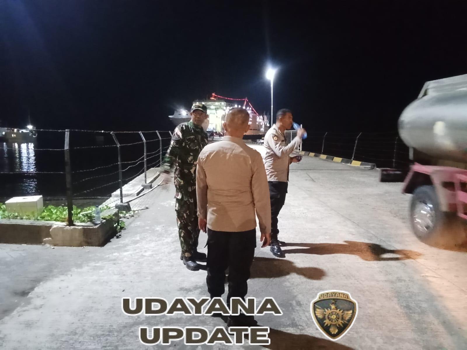 Babinsa 1602-01/Ende Kawal Kedatangan KM Darma Rucitra VIII di Pelabuhan IPPI