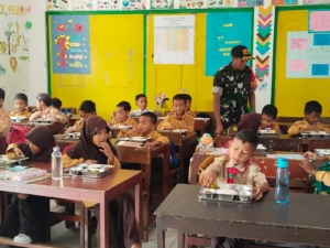 Penyaluran Makanan Bergizi di SD Muhammadiyah Wailiang Berjalan Lancar Berkat Pendampingan Babinsa