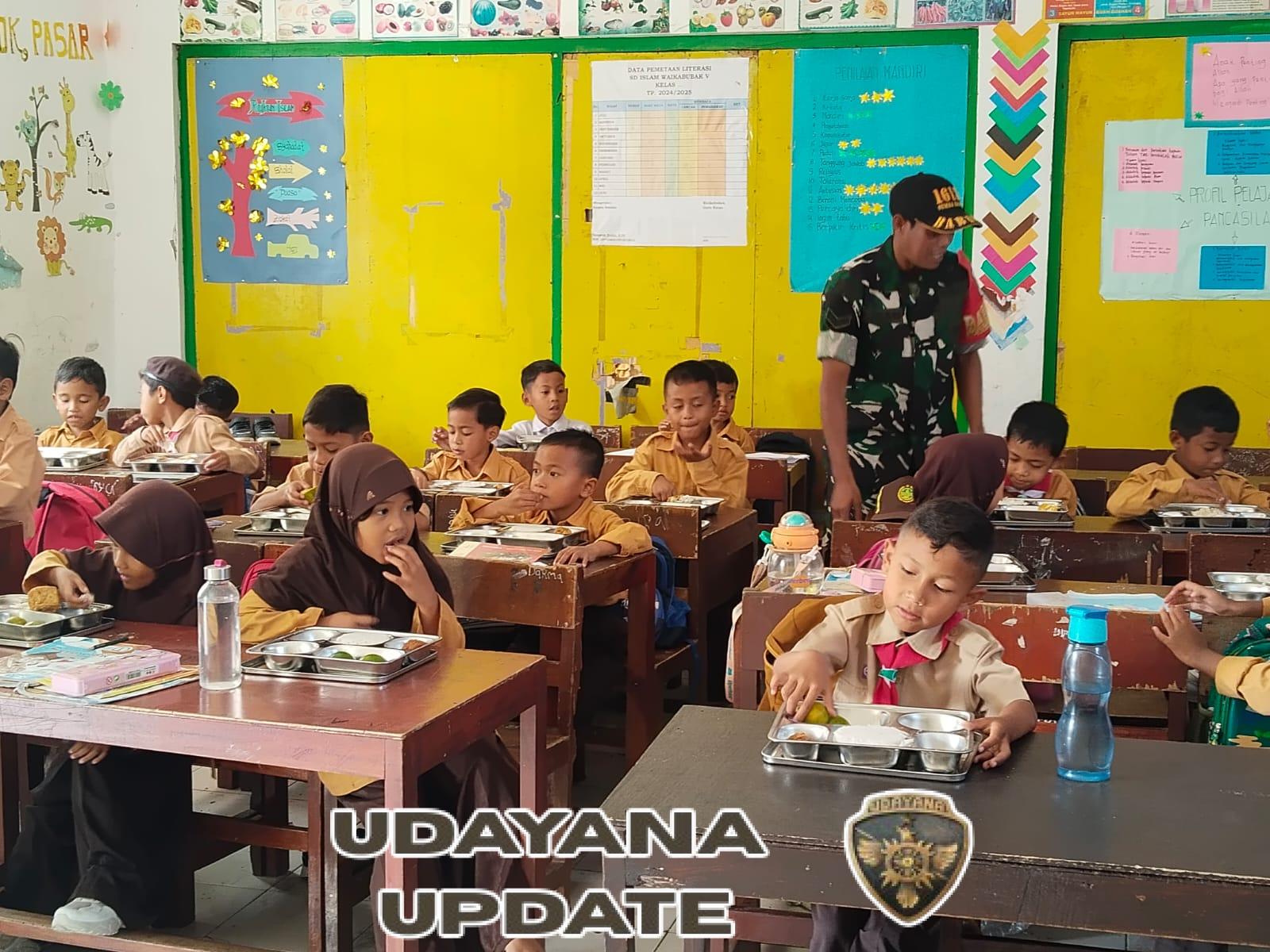 Penyaluran Makanan Bergizi di SD Muhammadiyah Wailiang Berjalan Lancar Berkat Pendampingan Babinsa