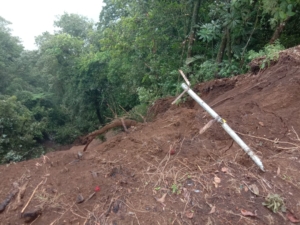 Tanggap Bencana, Babinsa Koramil Sukasada Amankan Lokasi Longsor di Desa Wanagiri