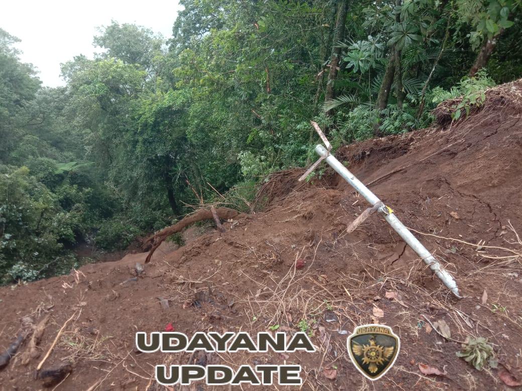 Tanggap Bencana, Babinsa Koramil Sukasada Amankan Lokasi Longsor di Desa Wanagiri