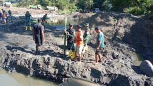 Satgas TMMD Kodim 1625/Ngada Lanjutkan Rehab Bendungan Panondiwal dengan Pemasangan Profil