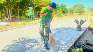 TNI dan Warga Perbatasan Kompak Bersihkan Gereja Hati Kudus Yesus Laktutus