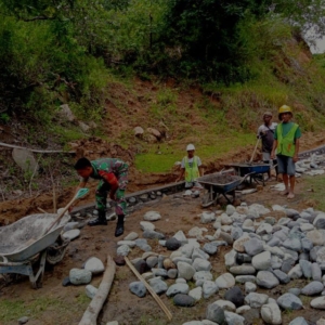 Babinsa Koramil Wolowaru Tingkatkan Kemanunggalan TNI-Rakyat Lewat Karya Bakti di Desa Liabeke