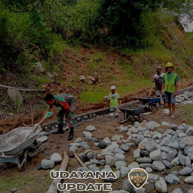 Babinsa Koramil Wolowaru Tingkatkan Kemanunggalan TNI-Rakyat Lewat Karya Bakti di Desa Liabeke