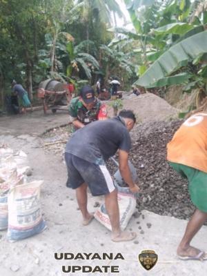 Wujud Kepedulian TNI, Babinsa dan Warga Magepanda Kompak Cor Jalan Menuju Perkebunan
