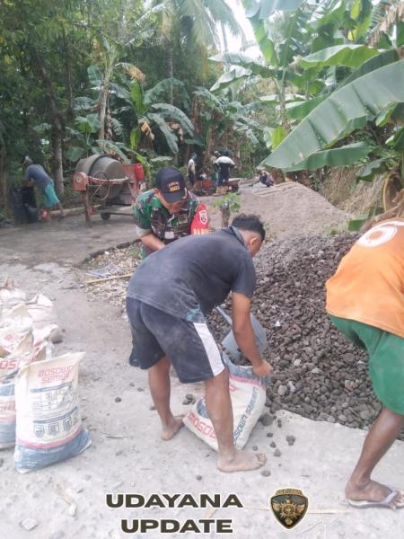 Wujud Kepedulian TNI, Babinsa dan Warga Magepanda Kompak Cor Jalan Menuju Perkebunan