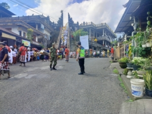 Sinergitas TNI–Polri dan Aparat Desa, Babinsa Lemukih Kawal Pengamanan Upacara Adat Melasti Berjalan Lancar