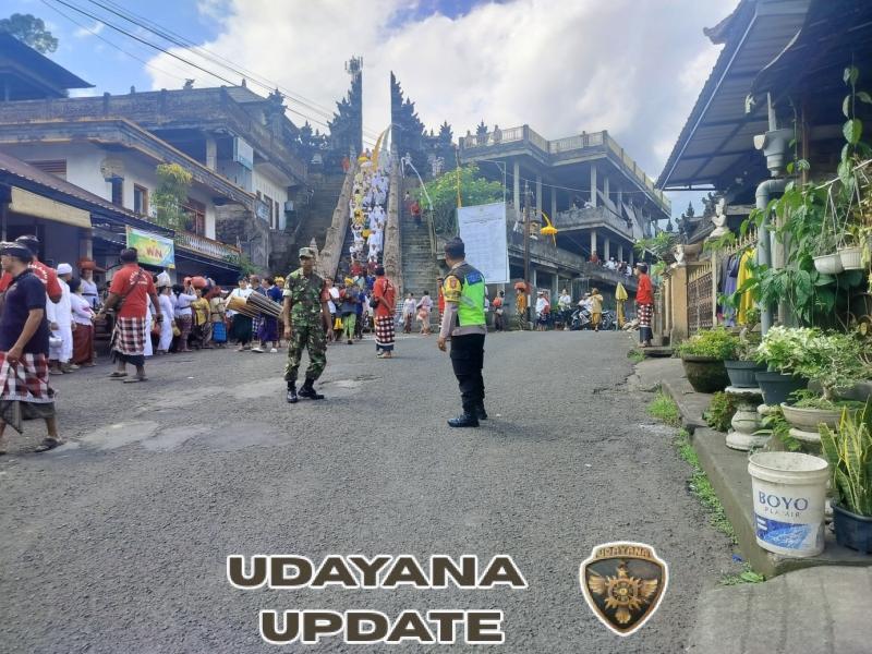 Sinergitas TNI–Polri dan Aparat Desa, Babinsa Lemukih Kawal Pengamanan Upacara Adat Melasti Berjalan Lancar