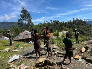 Manunggal Air Di Papua Satgas Yonif 743/PSY dan Masyarakat Tirineri Bergandeng Tangan Bangun Sumber Air Bersih