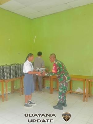 Babinsa Ba’a Kawal Program Makan Bergizi Gratis di Rote Ndao, 3.000 Siswa Terima Manfaat