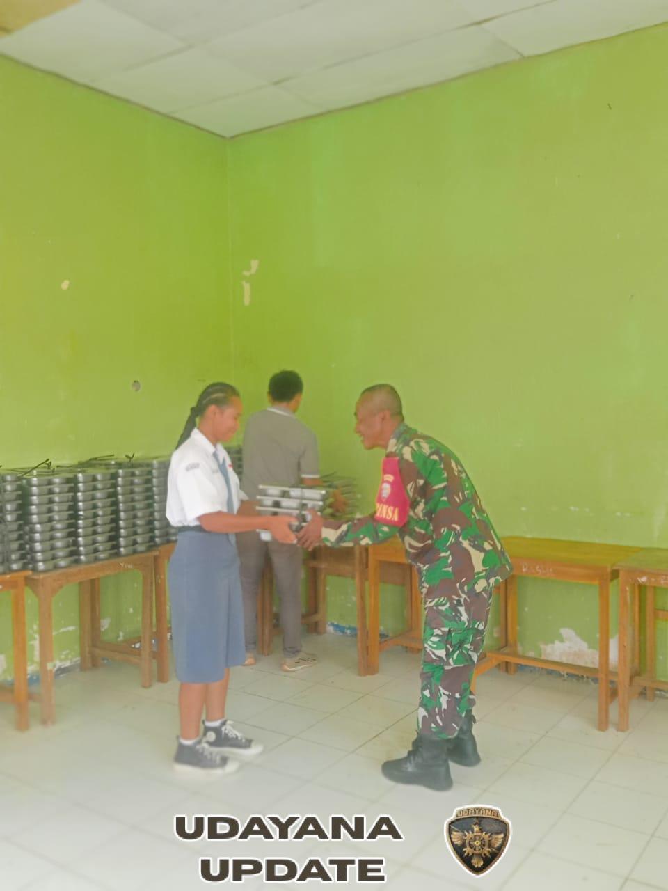 Babinsa Ba’a Kawal Program Makan Bergizi Gratis di Rote Ndao, 3.000 Siswa Terima Manfaat