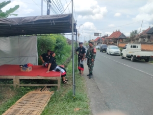 Babinsa Desa Tiga Laksanakan Pengamanan Upacara Keagamaan di Pura Penataran Bale Agung